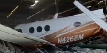Avioneta se estrella en Aurrerá de Temixco, Morelos