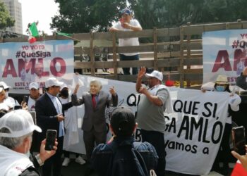 Migrantes realizan marcha pro AMLO en Los Angeles, California
