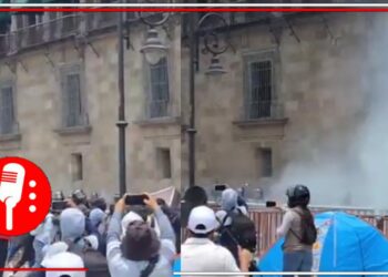 El Poder Judicial libera a militares criminales y presuntos normalistas lanzan petardos contra Palacio Nacional; hay 26 policías capitalinos heridos tras los hechos, reporta la SSC. (VIDEO)