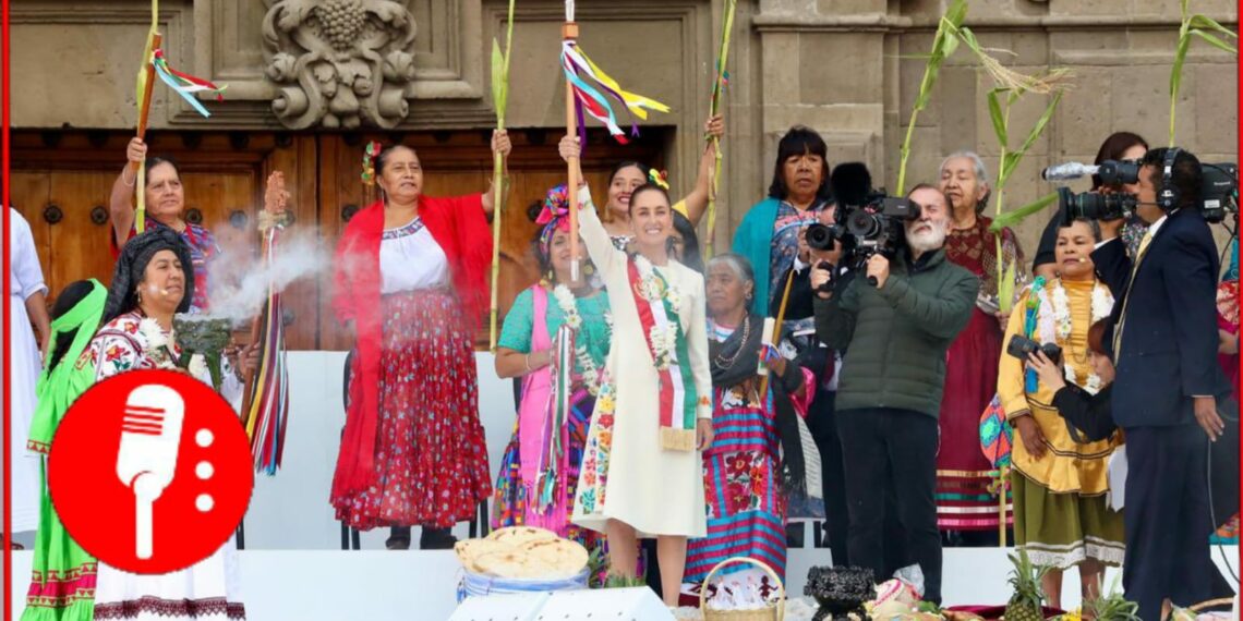 La Presidenta Claudia Sheinbaum recibe el bastón de mando de manos de representantes de pueblos indígenas