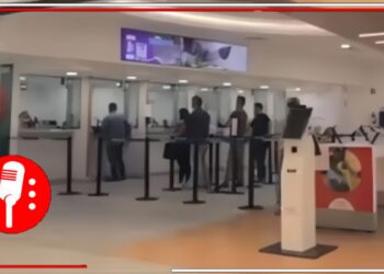 Por denunciar el robo de su dinero; clientes de la tercera edad de Banco Azteca son golpeados