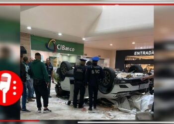 Mujer cae en su auto desde el tercer piso