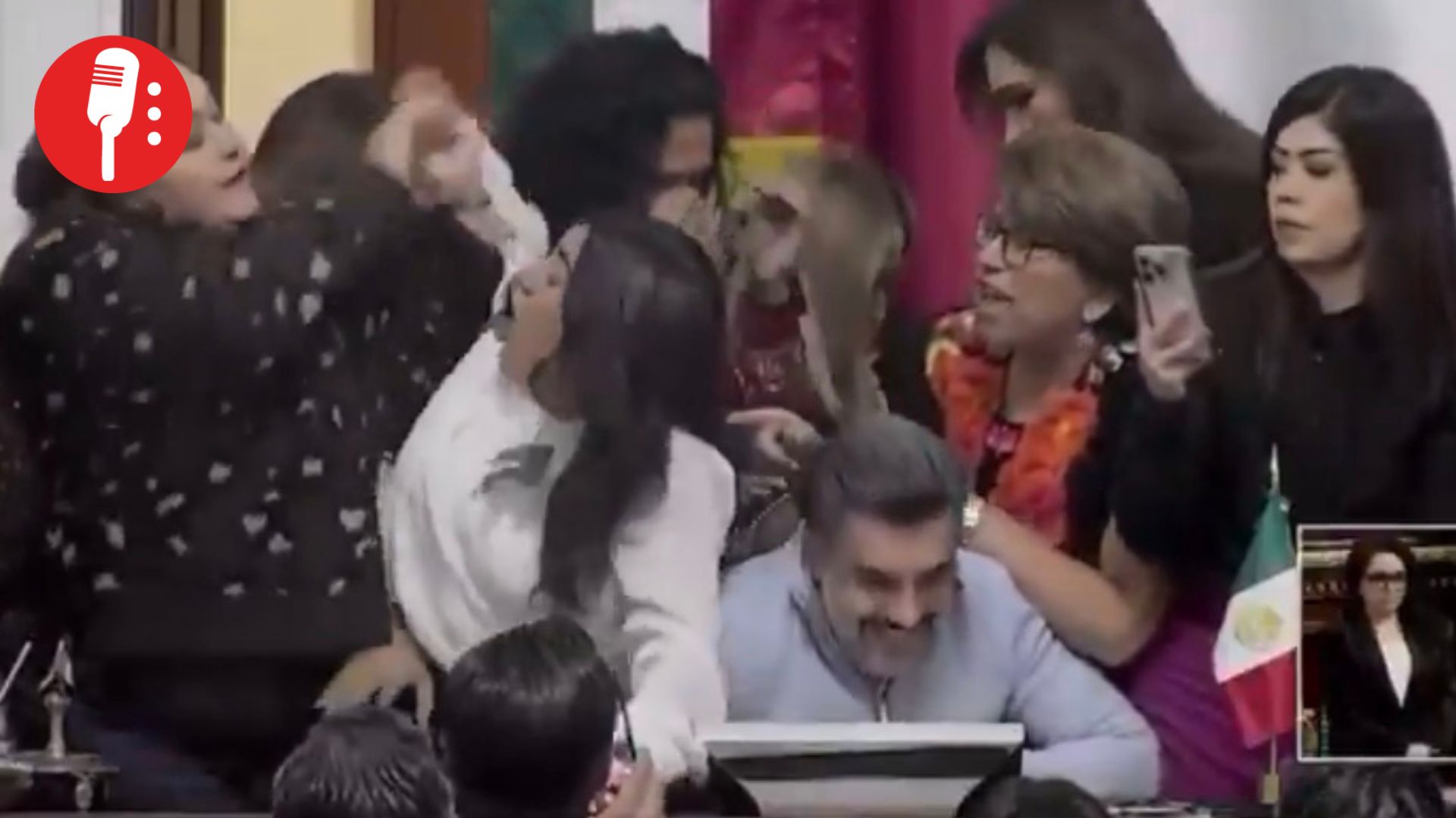 PAN arma show y termina a jalones de cabello en el Congreso CDMX por reforma de transparencia