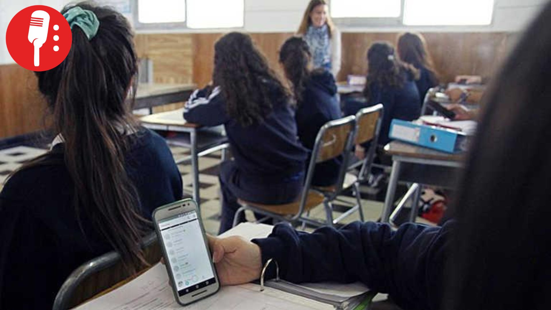 Presentan dos iniciativas en el Congreso para regular el uso infantil de celulares